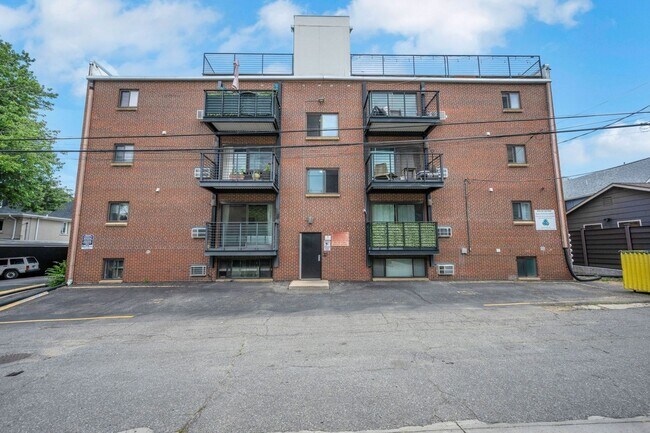 Building Photo - Charming 2BR Condo in Denver