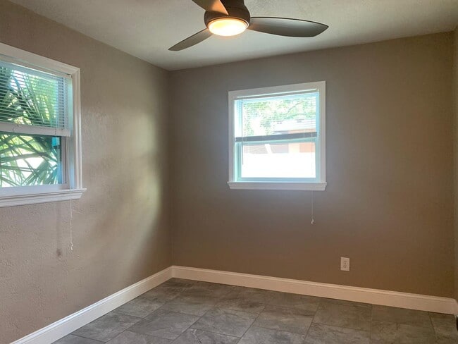 Building Photo - Charming Home In Gulfports Marina District