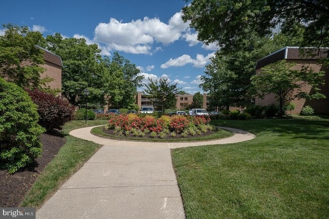 Building Photo - 1640 Oakwood Dr