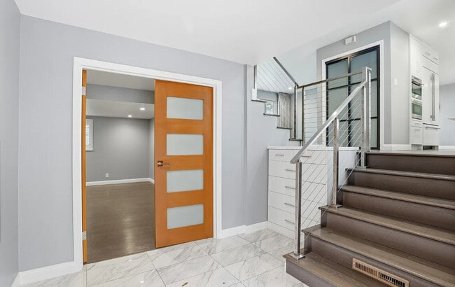 Building Photo - 339 Vine St