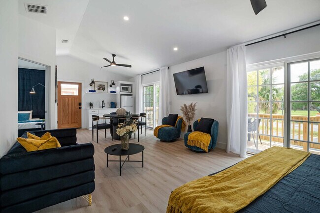 Building Photo - 30 W Castillo Dr