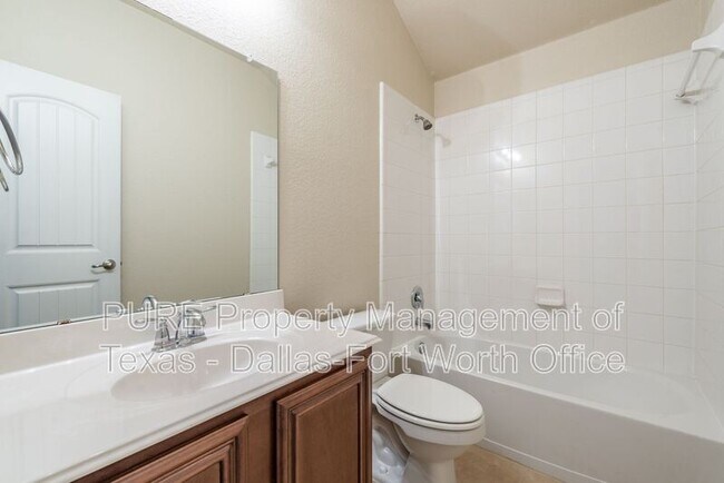 Building Photo - 1012 Lake Hollow Dr