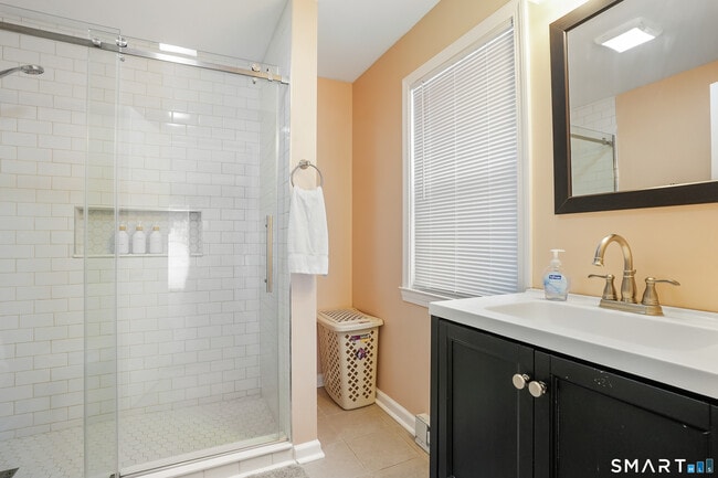 Building Photo - 62 Sherry Ln