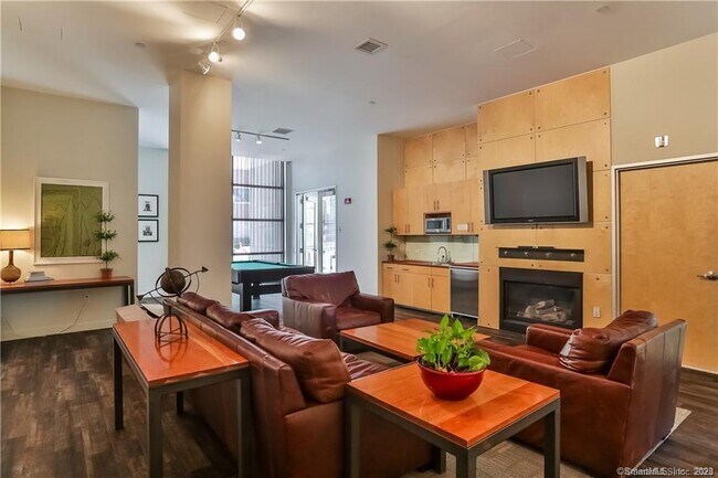 Building Photo - 33 N Water St