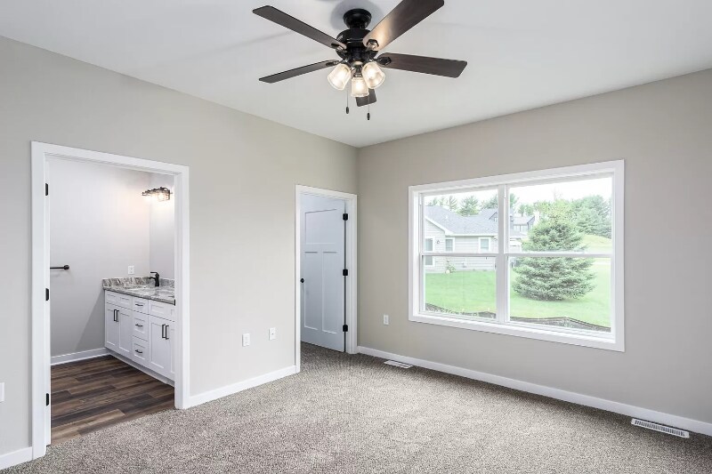 Building Photo - 940 Kings Dr