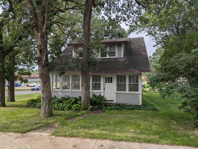 Primary Photo - 601 2nd Ave S