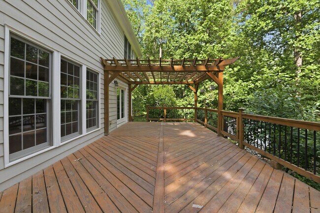 Building Photo - Gorgeous and Spacious 5 Bedroom Home, Cul-de-sac lot, Vaulted Ceilings, Large Backyard, Stunning ...
