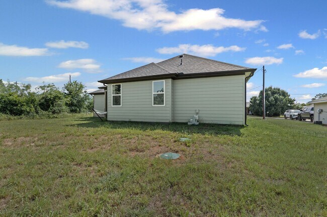 Building Photo - Grand in Granbury!