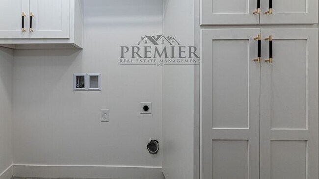 Building Photo - Stunning Remodeled 4 bedroom / 4 bath-2026...