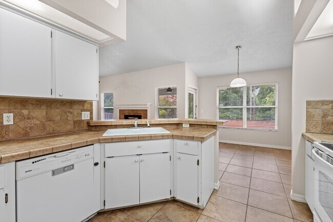 Building Photo - 3 Bedroom, 2 Bath Home in Broadmoor