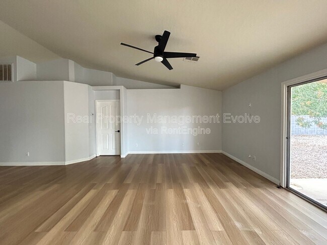 Building Photo - 4926 E Whitehall Dr