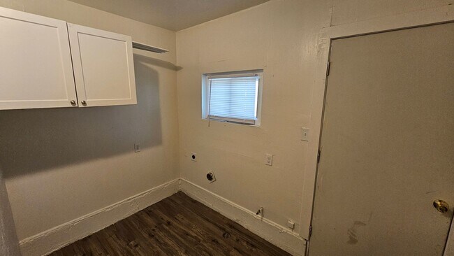 Building Photo - 3 Bed 1 bath home ready for immediate move in!