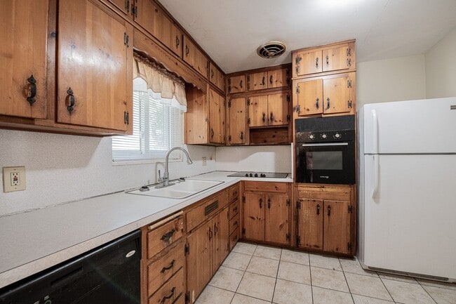 Building Photo - Great Florida Home with Garage in the Hear...