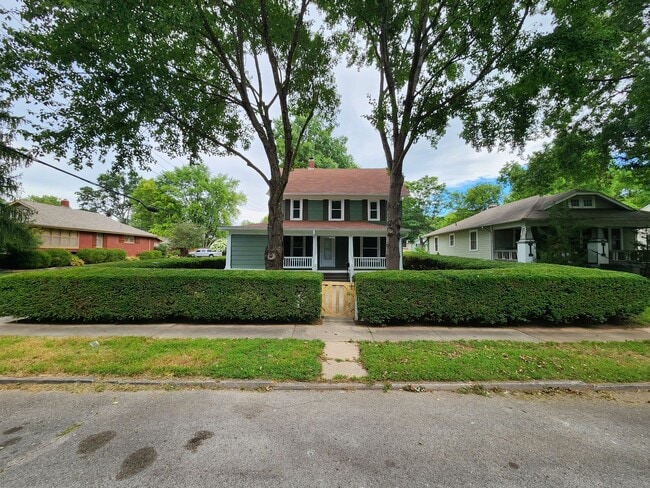 Building Photo - Spacious 5-Bedroom, 2-Bathroom Home AVAILA...