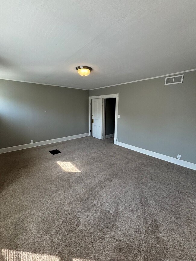 Building Photo - 916 E Lyon St