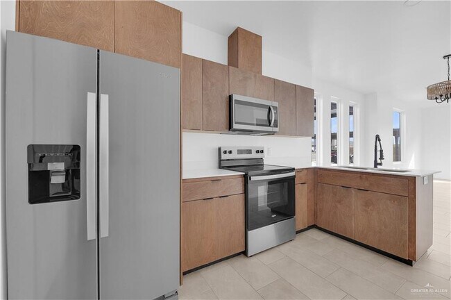 Building Photo - 16 E Mayfair St