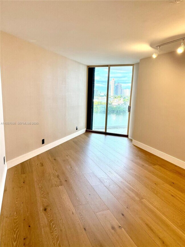 Building Photo - 2800 Island Blvd