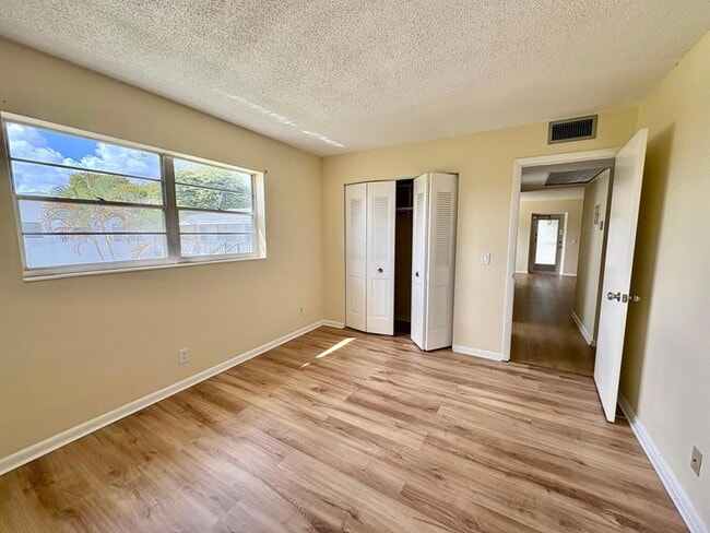 Building Photo - 241 Sheffield J