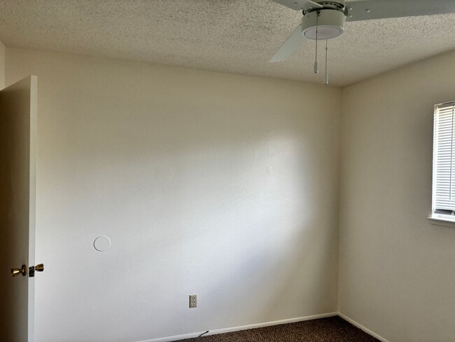 Building Photo - AVAILABLE IMMEDIATELY - LARGE 3 BED/2 BATH...