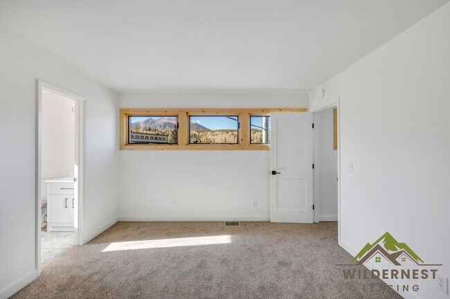 Building Photo - Fully Updated 3 Bedroom/ 3 Bath Peaceful C...