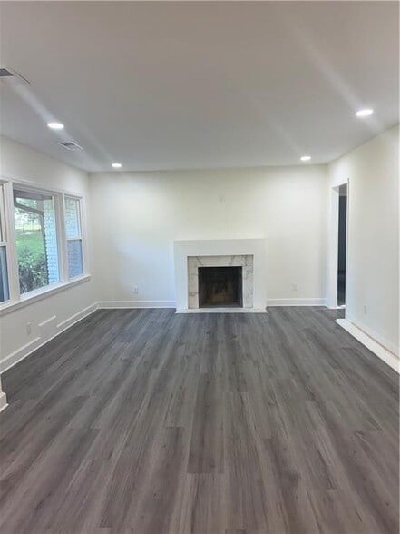 Building Photo - 1726 Centra Villa Dr SW