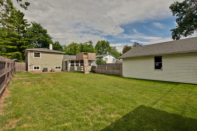 Building Photo - 648 N Greenview Ave