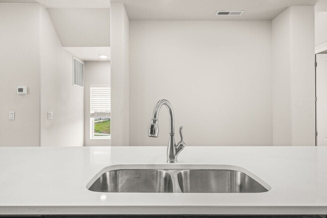 Building Photo - 7163 NW Eleanor Ave