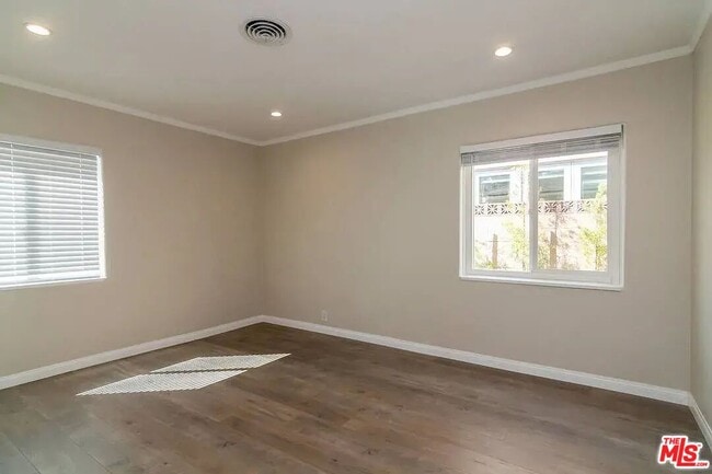 Building Photo - 539 S Parish Pl