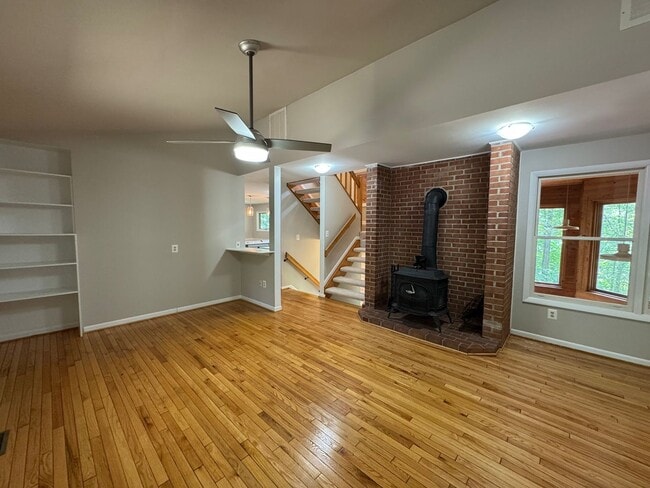 Building Photo - Fantastic 4 Bed 3.5 Bath Townhome With Sun...