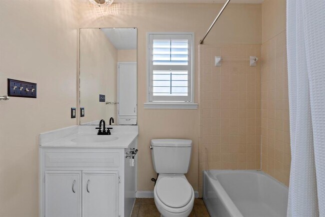 Building Photo - 10305 Caracara Dr
