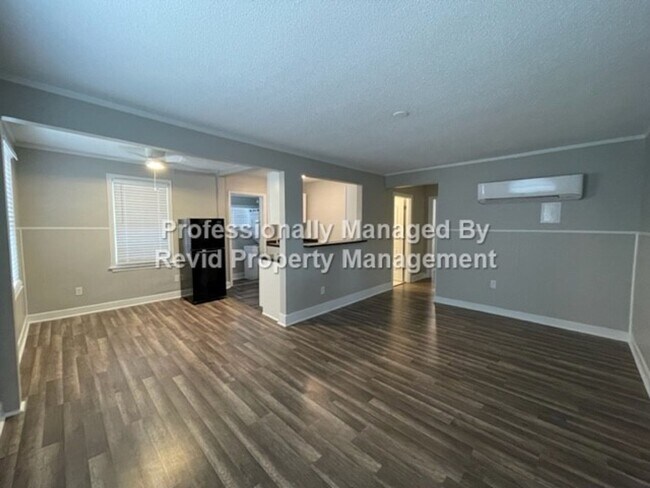 Building Photo - *FIRST MONTH RENT FREE* Freshly Renovated ...