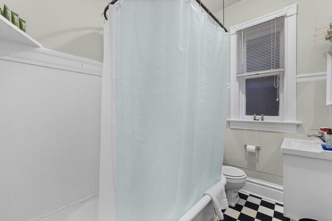 Building Photo - 2819 Shenandoah Ave