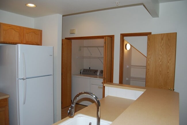 Building Photo - Spacious 2 bedroom 2.5 Bath Townhome in Auburn