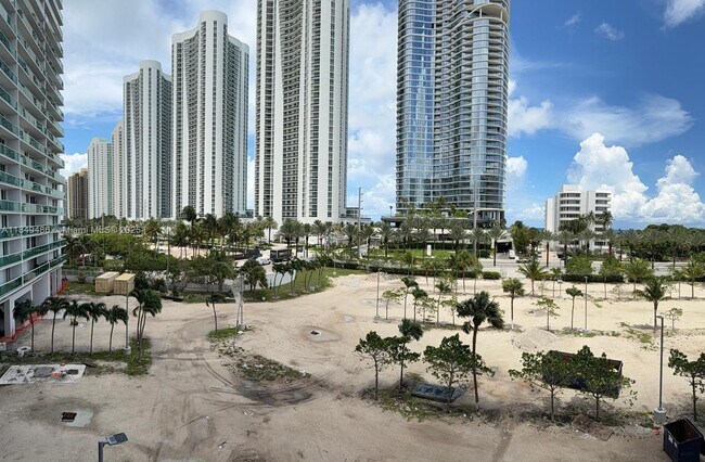 Building Photo - 100 Bayview Dr