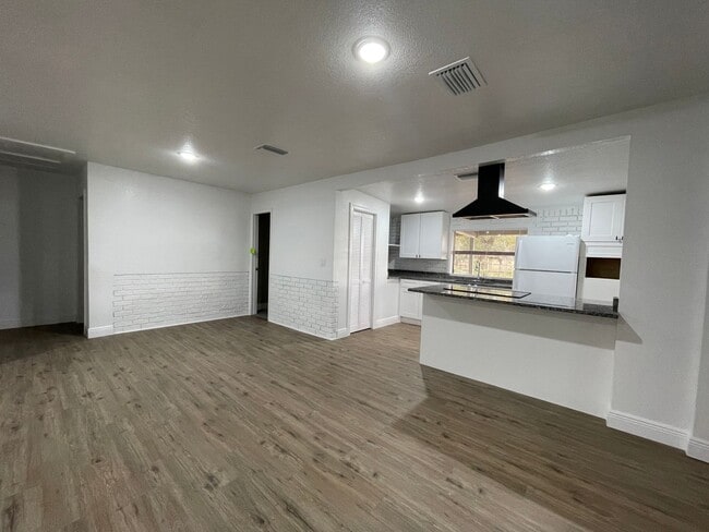 Building Photo - 3 Bed 2 Bath Thonotosassa