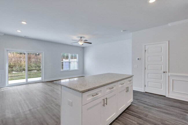Building Photo - $500 off 1st month's rent with a move-in date in the month January 2026!!! Modern Executive End-U...