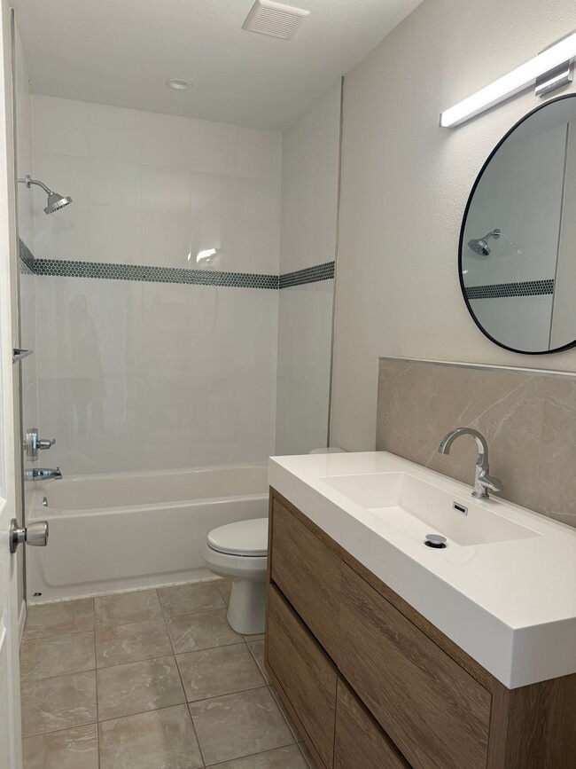 Building Photo - Awesome location and close to a park!