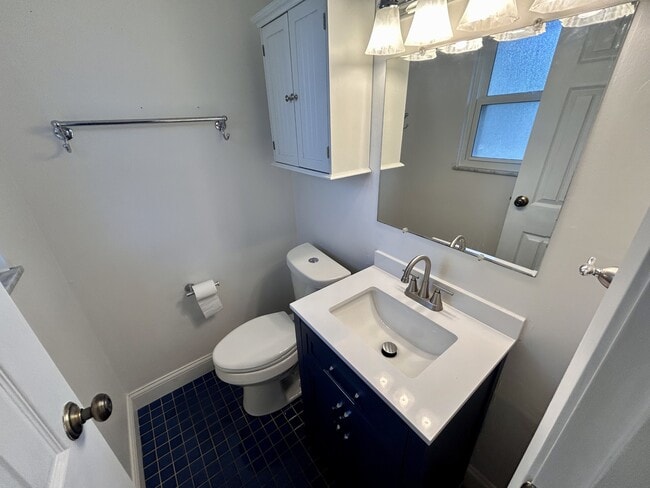 Building Photo - 5148 Fullerton Dr