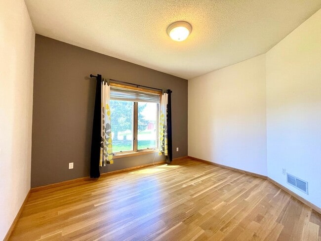 Building Photo - 640 S Park Ct