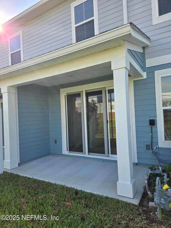 Building Photo - 195 Brandon Lks Dr