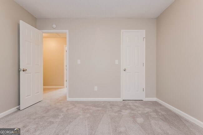 Building Photo - 998 Autumn Crest Ct