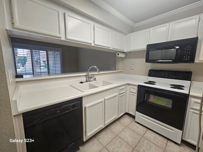 Building Photo - Prime Palm Springs living in the gated community of Rancho El Mirador