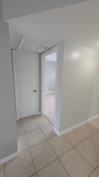 Entrance Hall - 3777 NW 78th Ave