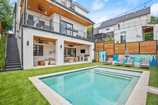 Building Photo - 2005 E 8th St