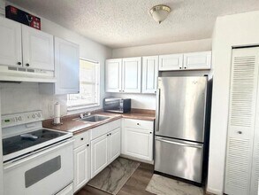 Building Photo - 406 Lakeside Dr