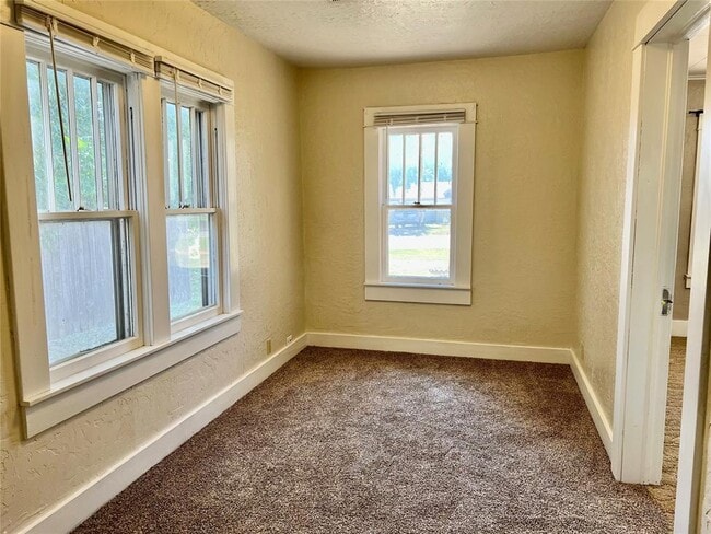 Building Photo - 419 E 6th St