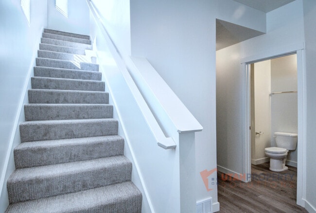 Building Photo - 1057 W 400 S