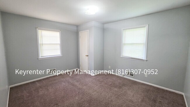 Building Photo - 2 Bed 1 Bath ready to rent! $1100