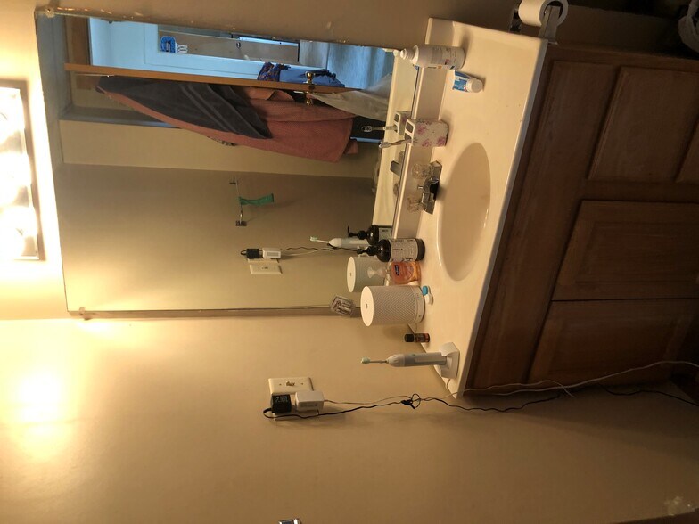 Building Photo - 547 Niagara St