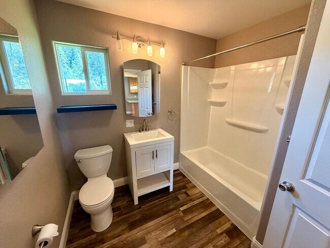 Building Photo - Updated 2 Bedroom 1 Bathroom in Grass Valley